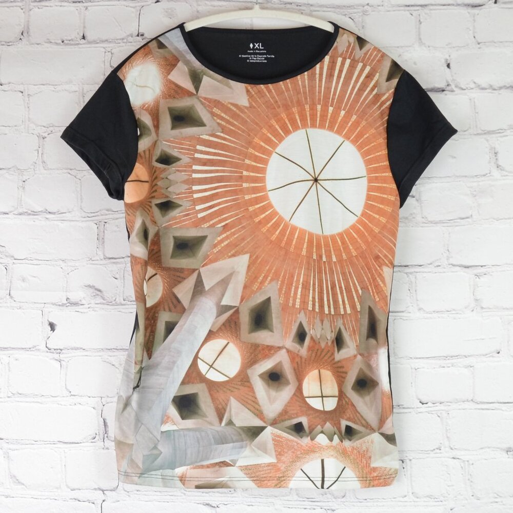 NWOT Basilica de la Sagrada Familia / Gaudi Art Nouveau Fitted Tee